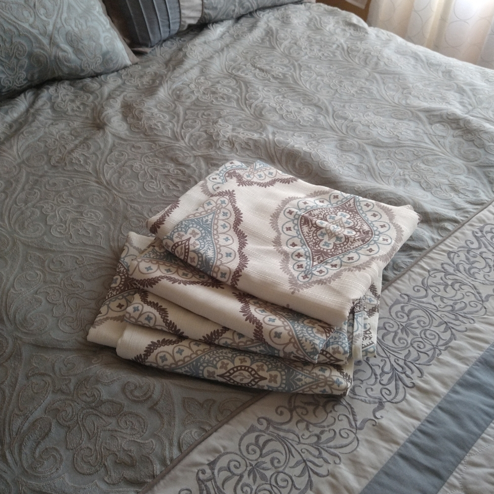 4 curtain panels